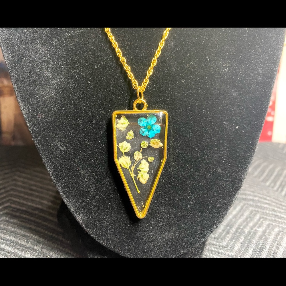 Resin flower necklace with diamond/square mixed pendant on gold necklace.